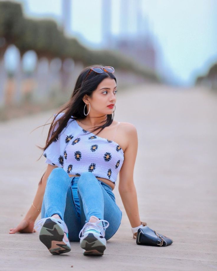 Photography Figure, Simple Girl Outfits, Speakeasy Decor, Hiba Nawab, Attitude Status Girls, Photos Wallpaper, Girl Fashion Style, Girl Trends, Frocks For Girls