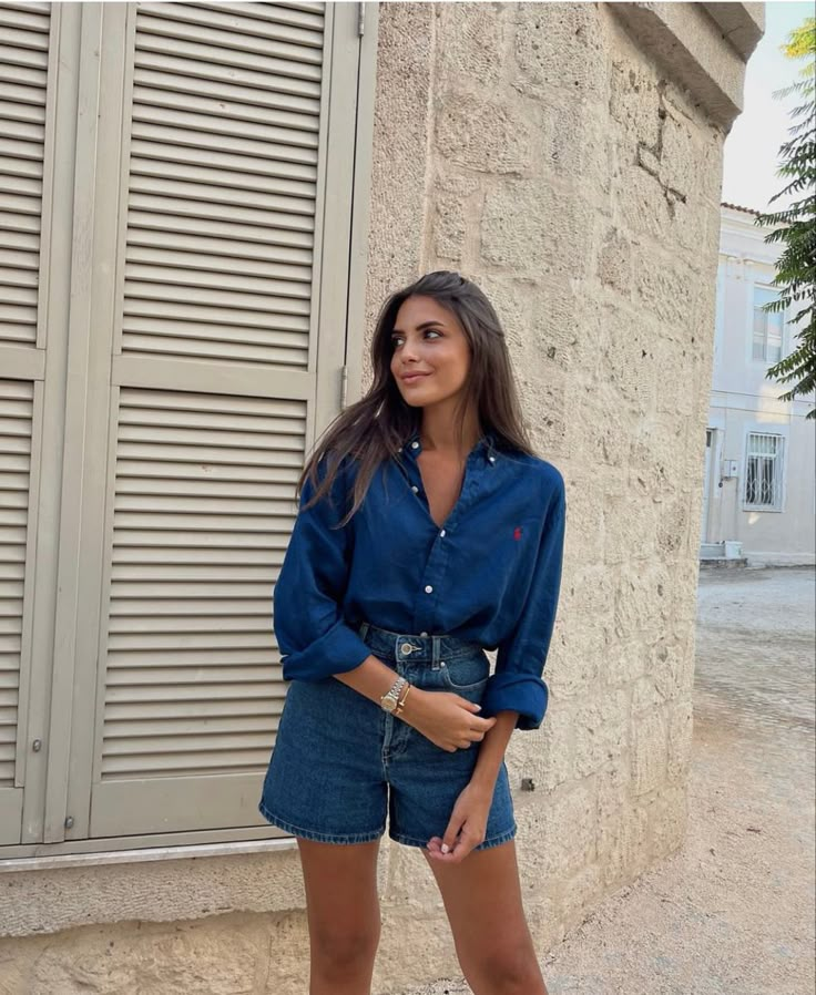 Dress T Shirt Outfit, Netherlands Summer Outfits, Dark Blue Denim Shorts Outfit, Easy Summer Outfit, Chic Denim Mini Skirt For Summer, Denim Short Outfits, Parisian Chic Summer, Chic Everyday Denim Shorts, Chic Button-up Shorts For Summer