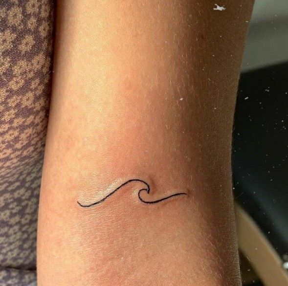 Beach Wave Finger Tattoo, Mini Tattoos Wave, Wave Tattoo Simple Wrist, Cute Wave Tattoos, Ohana Wave Tattoo, Small Wave Tattoo Ankle, Beach Wave Tattoos For Women, Wrist Wave Tattoo, Wave Tattoo On Ankle