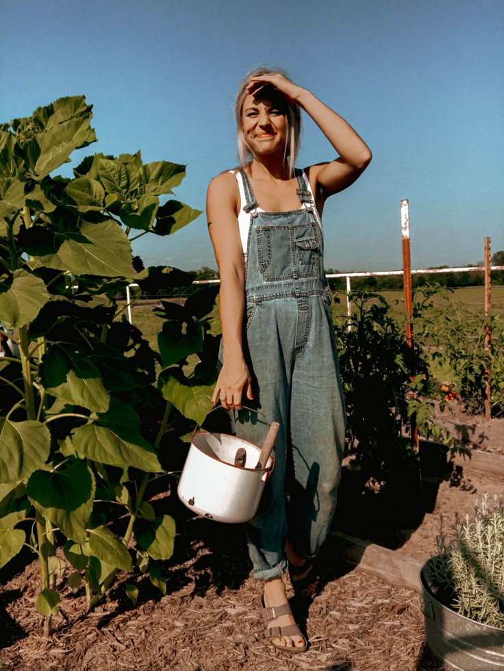 Garden outfits overalls denim farmgirl outfit farming looks Overalls Aesthetic, Farm Girl Outfits, Gardening Outfits, Fii Puternic, Farm Outfits, Farm Girl Style, Farm Outfit, Garden Outfit, Farmer Outfit