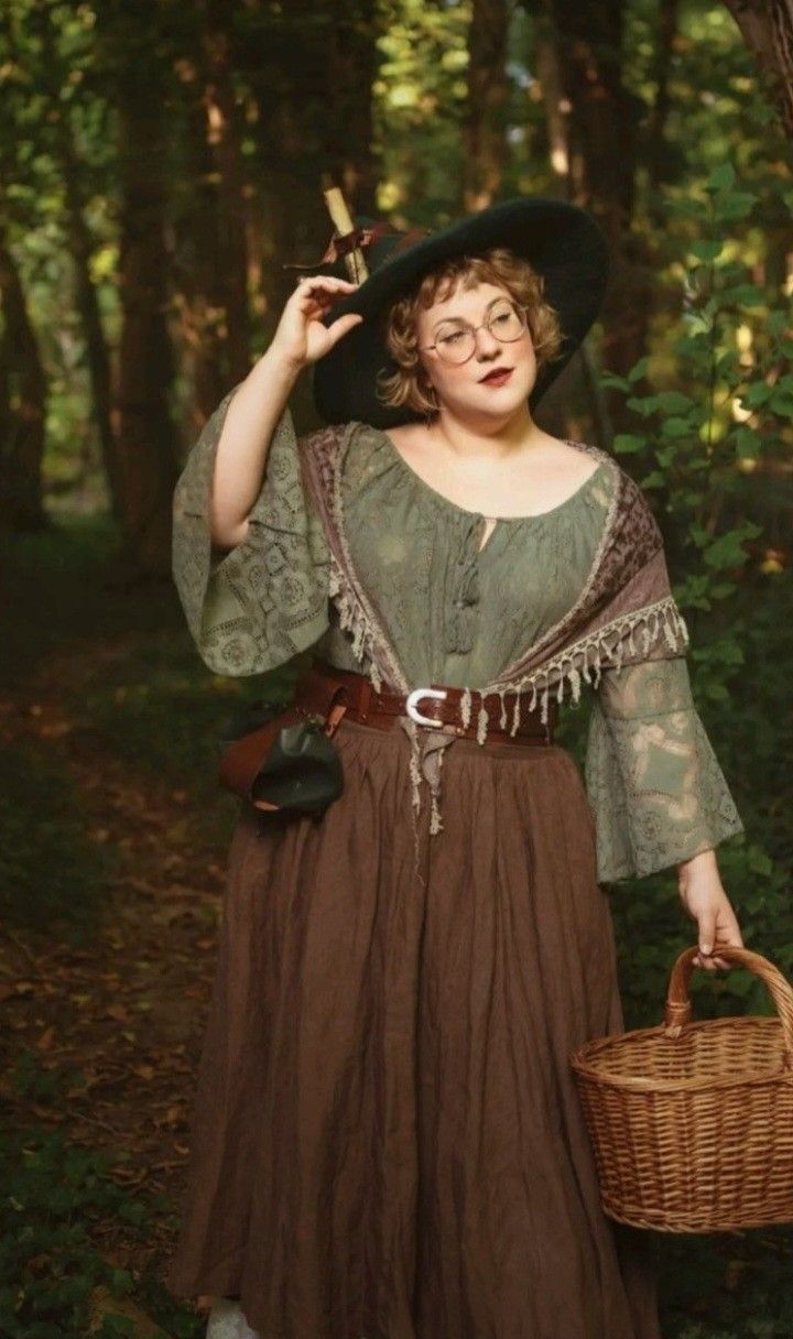 Rennisance Faire Costumes Celtic, Closet Ren Faire Outfit, Last Minute Ren Faire Outfit, Plus Size Fantasy Aesthetic, Renisance Festival Outfit Plus Size, Easy Ren Faire Outfit Plus Size, Kitchen Witch Fashion, Renisance Fair Witch Outfit, Ren Faire Outfits Goth