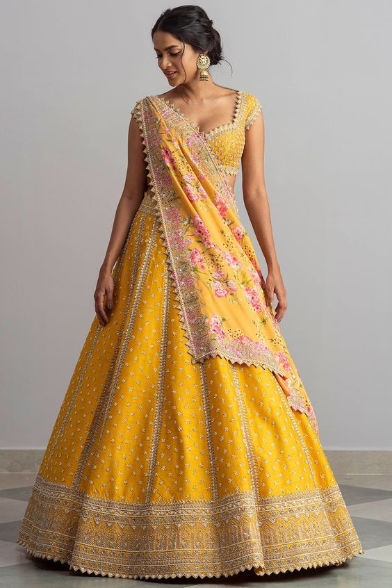 Yellow Lehanga Design, Raw Silk Lehenga Designer, Raw Silk Lehenga Wedding, Yellow Haldi Outfit For Bride, Haldi Lehenga For Bride, Yellow Silk Lehenga, Haldi Outfits For Bride, Traditional Lehenga Designs, Haldi Outfit For Bride