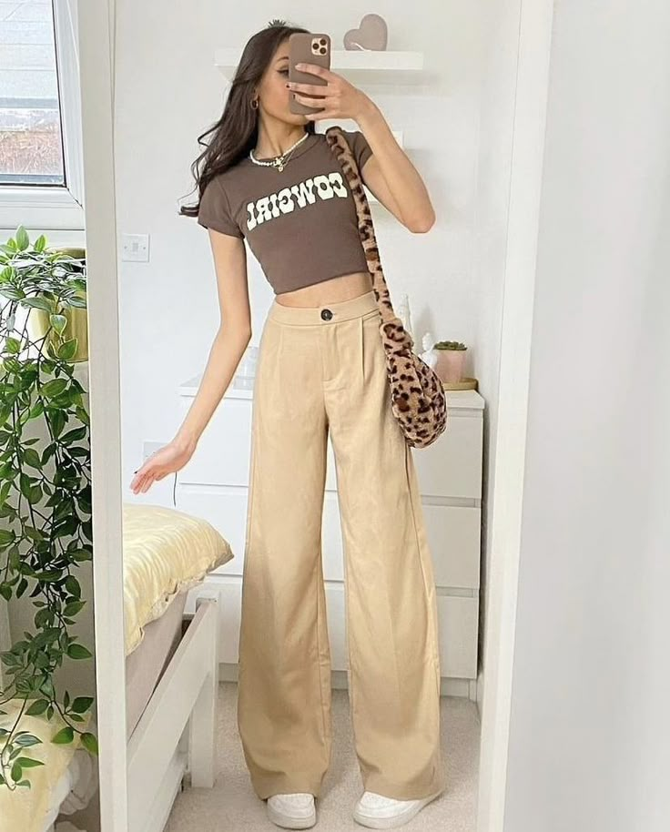 Brown cowgirl crop top (i think its from brandy melville) with beige/ cream/tan bag jeans and white sneakers. Also paired with a leopard print fluffy bag #aesthetic #brandymellville #brandymelvilleusa #bodygoals #body Jeans And Crop Top Outfit, School Outfits Aesthetic, Casual Outfits Winter, Casual Outfits Ideas, Winter Outfits Casual, Jean Beige, Winter Outfits For School, Outfit Autumn, Crop Top With Jeans