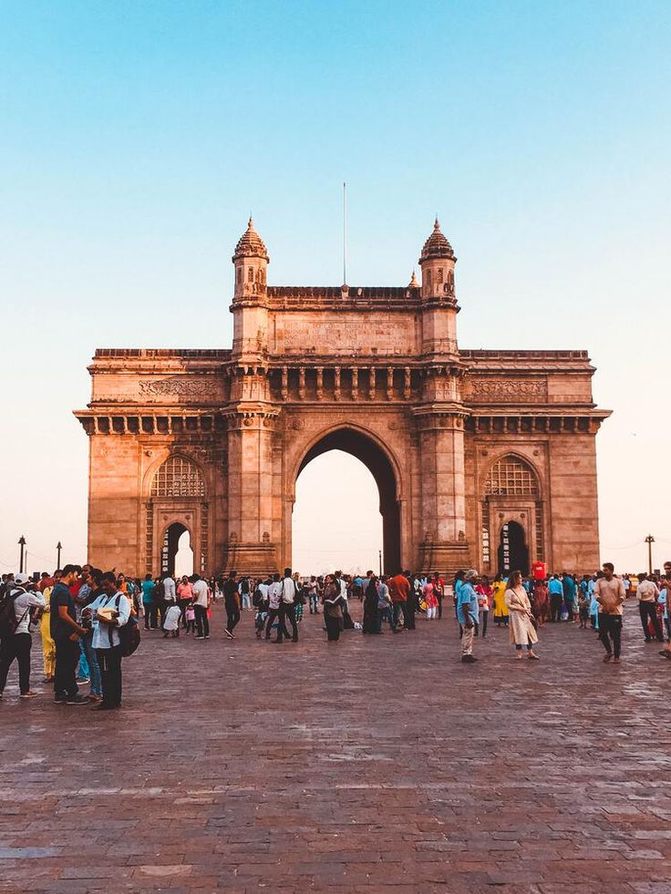 people are standing in front of the gateway to india