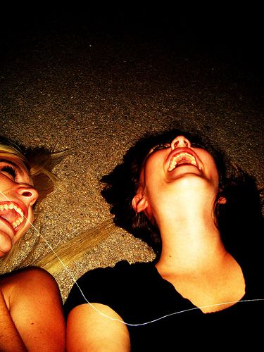 two girls laughing together with the caption in spanish above them that says,'i am