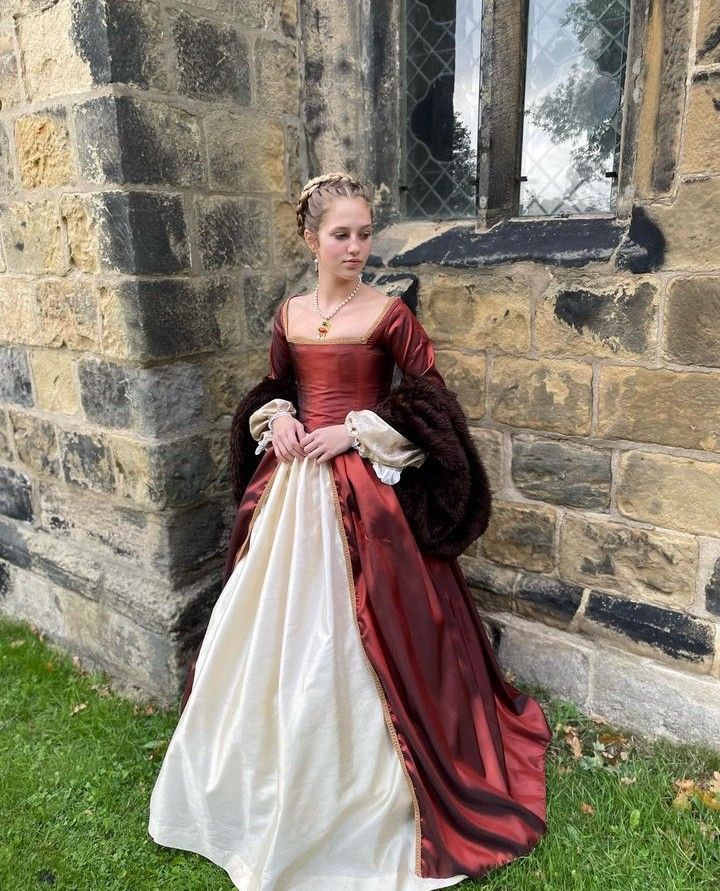 1200s Dresses, 1500s Womens Fashion, Elizabethan Era Dress, Tudor Style Dresses, Midevil Ballgown, Medieval Dress Accurate, Medieval Queen Costume, 1500 Outfits, Medieval Clothing Women Royal