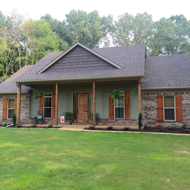 a house that is sitting in the grass