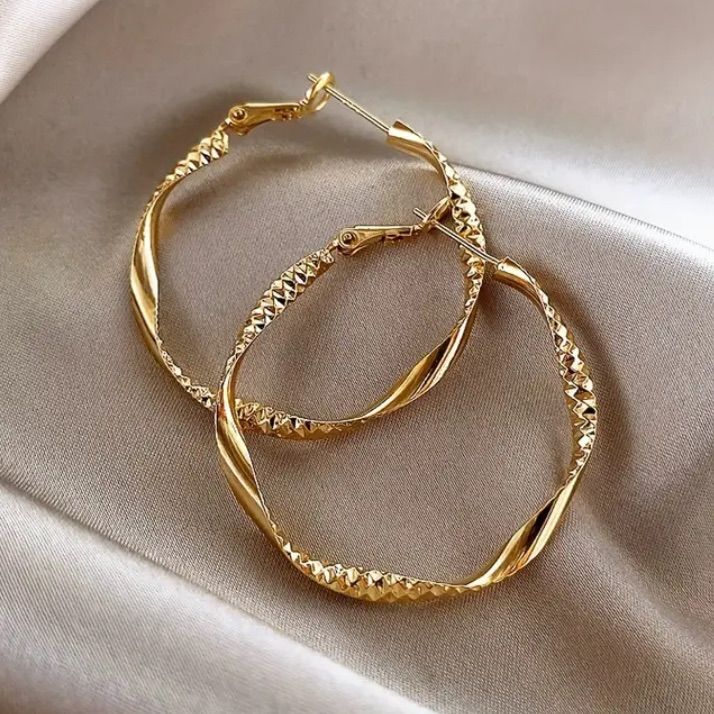 Sleek And Textured Gold Toned Hoop Earrings. Classic Hoop With A Modern Twist, Sleek And Textured Design Add An Edge To An Everyday Look. Approx 2”L X 2”W See My Other Listings For More Jewelry. Bundle And Save On Shipping. #E212 Daily Wear Earrings Gold Indian, Daily Use Gold Earrings Indian, Unique Gold Jewelry Designs, Gold Earrings Indian, Iron Jewelry, Bali Earrings, Big Hoop Earrings, Pretty Jewelry, Fancy Jewellery