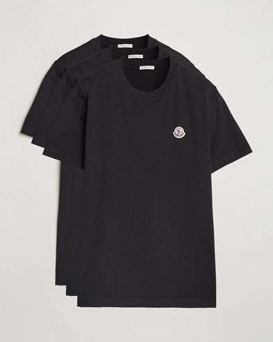 Aus Bio-Baumwolle hergestellt. Stoffpatch auf der linken Brust mit dem ikonischen Logo. Rundhalsausschnitt. Geripptes Bündchen am Ausschnitt. Luxury Black T-shirt With Logo, Salehe Bembury Moncler, Moncler Grenoble Women, Moncler Genius Collection, Moncler T Shirt, Thom Browne, Logo T Shirt, Lanvin, Giorgio Armani