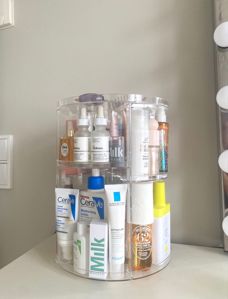 Rangement Makeup, Makeup Vanities, Makeup Organization Vanity, Organisation Hacks, Vanity Organization, Skincare Organization, Beauty Case, Room Makeover Bedroom, Home Organization Hacks