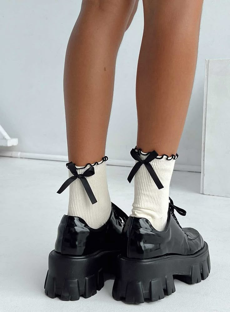 Lanter Socks Cream Dr Shoes, Sock Outfits, Flared Leggings, Legging Outfits, Mode Inspo, Buy Now Pay Later, Pretty Shoes, Looks Style, Mode Inspiration