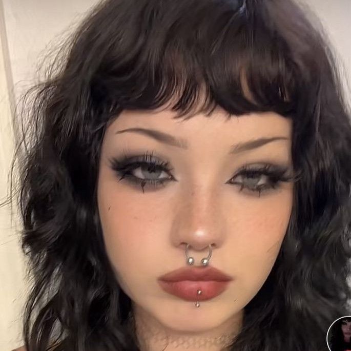 Slightly Emo Makeup, Grunge Gothic Makeup, Makeup Ideas Goth Soft, Grunge Makeup Full Face, Dark Make Up Looks Aesthetic, Cute Simple Goth Makeup, Alt Summer Makeup, Goth Makeup Looks For School, Gothic Inspired Makeup