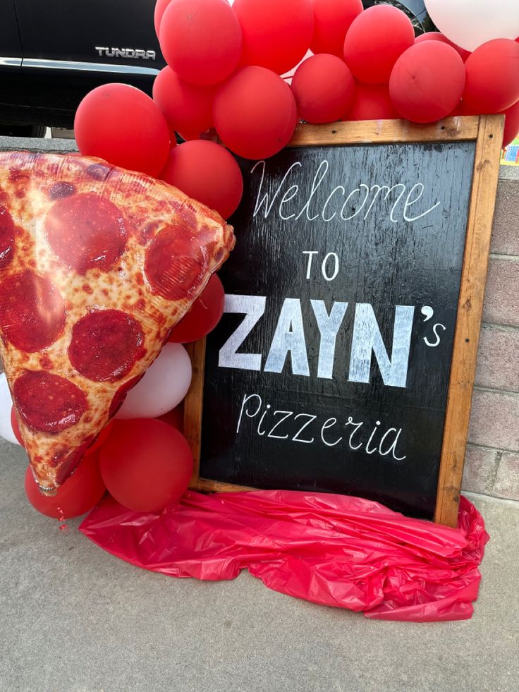 there is a sign that says welcome to zayn's pizzaria