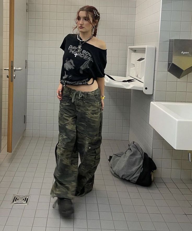 Baggy Camo Cargo Pants Outfit, Camo Grunge Outfits, Grunge Camo Outfit, Grunge Camo Pants Outfit, Camo Trousers Outfit, Camp Cargo Pants Outfit, Camp Pants Outfit, Camo Cargo Pants Outfit, Camo Pants Outfit