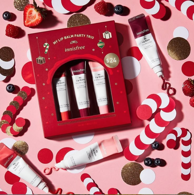 Unwrap the gift of innisfree! Limited-edition Green Holidays sets are at #sephora. 🎁✨ #PromenadeCC Holiday Beauty Packaging, Xmas Gift Guide, Beauty Gift Guide, Holiday Photoshoot, Makeup Package, Cosmetic Packaging Design, Holiday Beauty, Beauty Products Photography, Cosmetic Design