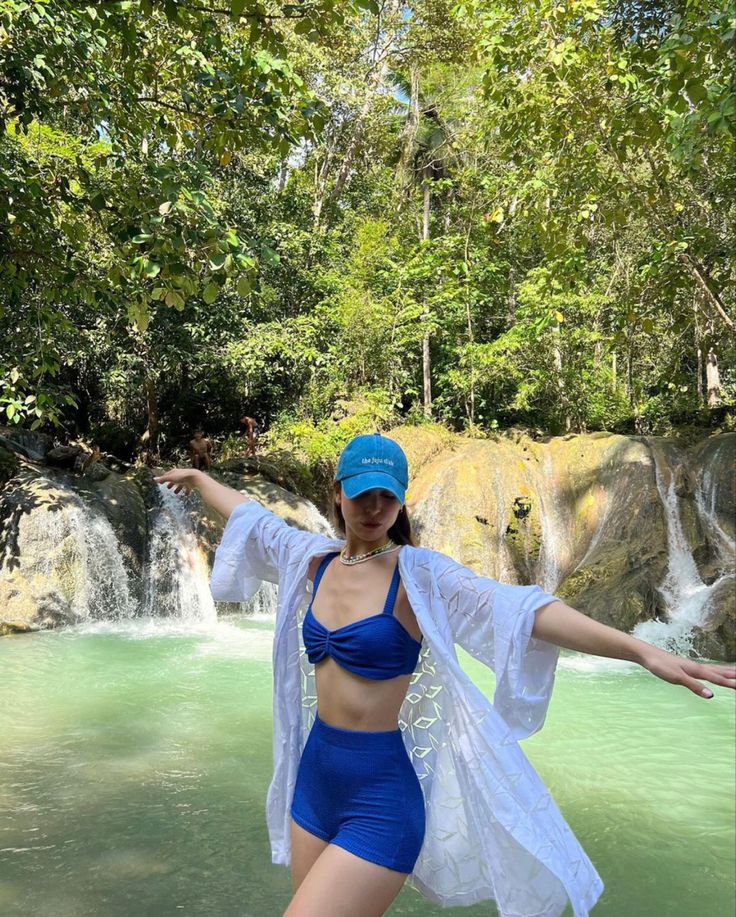 ig: juliabarretto Swimming Fits Aesthetic, Waterpark Outfits For Women, Beach Swimsuit Aesthetic, Blue Swimsuit Outfit, Swimming Suits Aesthetic, Blue Beach Outfit, Beachy Outfits Aesthetic, Swimsuit Poses Ideas, Vacations Outfits