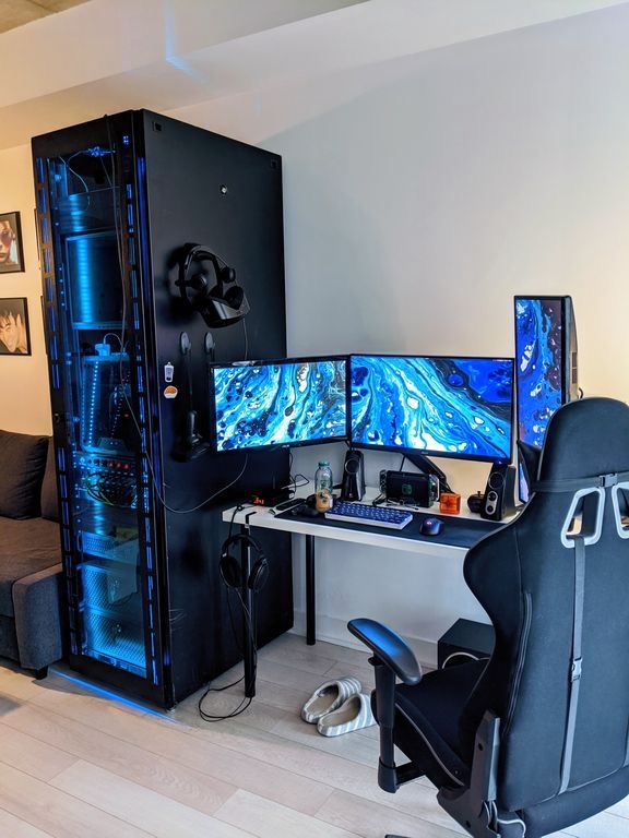 there is a computer desk with two monitors and a chair in front of the monitor