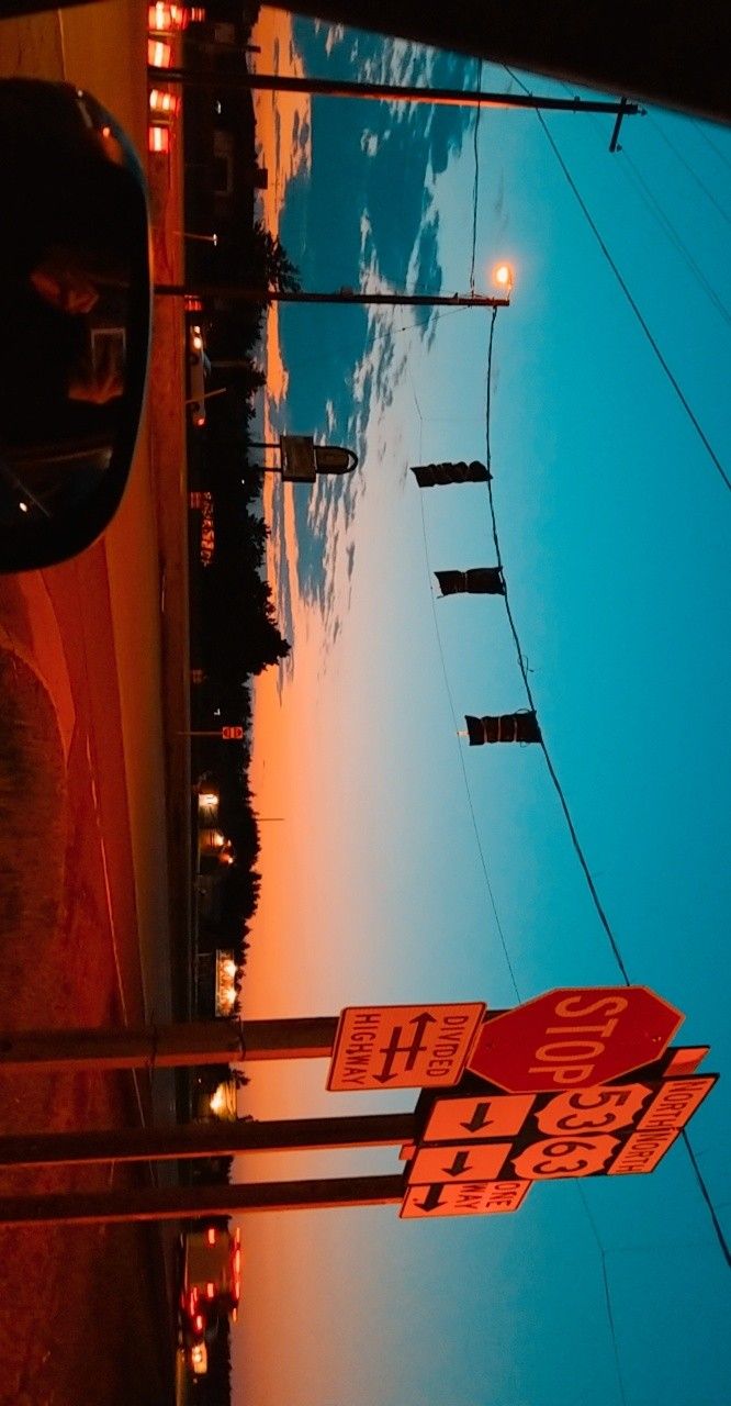 an upside down stop sign in front of a blue sky