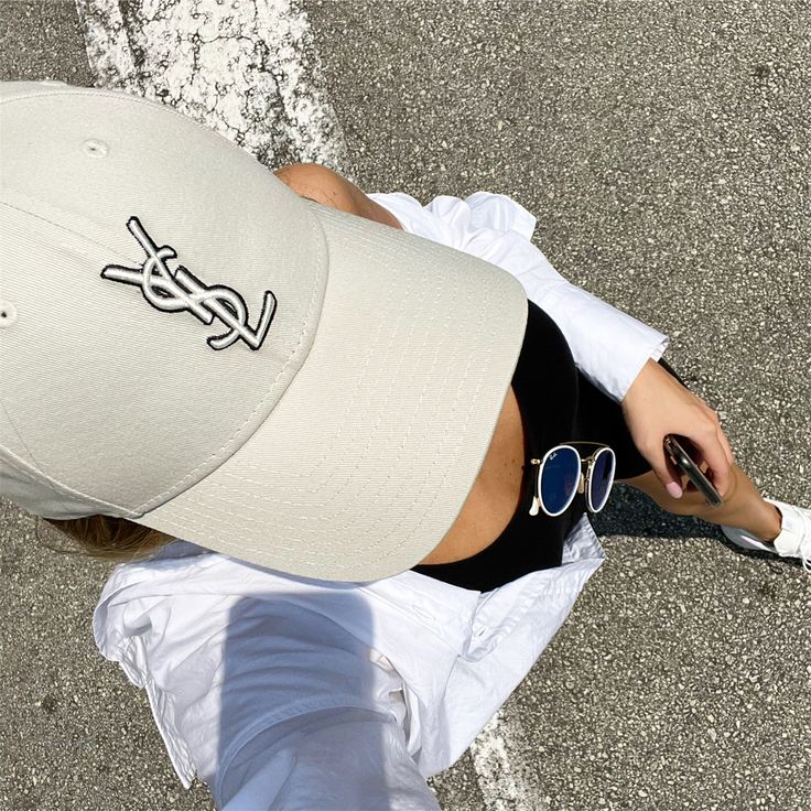 Designer Baseball Cap Outfit, Ysl Hat Outfit, Yankees Cap Women Outfit, Ysl Baseball Cap Outfit, Chic Beige Cap, Ysl Baseball Hat, Ysl Hat, Ysl Cap, White Baseball Cap Outfit