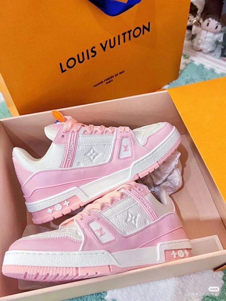 Girly Jordans, Louis Vuitton Zapatos, Nike Rosa, Zapatillas Louis Vuitton, Casual Shoes Women Sneakers, Nike Shoes Women Fashion, Pretty Sneakers, Trendy Shoes Sneakers, Pretty Shoes Sneakers