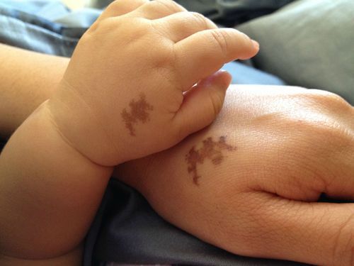 a baby's hand with the words dizico i matka dziela take sano zamie na doni