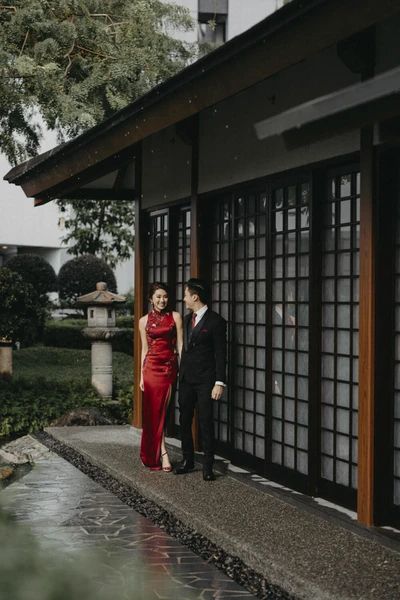 Chinese Prewedding, Gardens Photoshoot, Chinese Engagement, Modern Qipao Dress, Chinese Wedding Photos, Chinese Wedding Tea Ceremony, Modern Chinese Wedding, Tea Ceremony Dress, Cheongsam Wedding