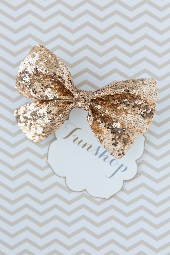 gold glitter bow Gold Hair Bow, Gold Glitter Bow, All That Glitters Is Gold, Glitter Bow, All That Glitters, Dieselpunk, Cute Bows, Diy Hairstyles, Ribbon Bows