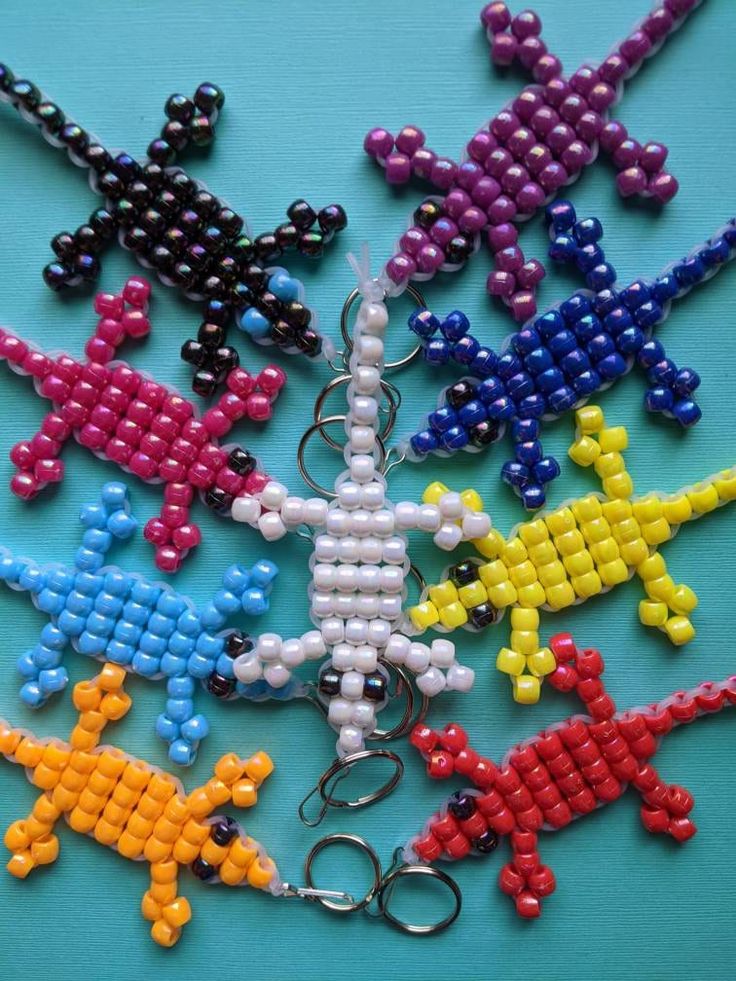 a bunch of beads that are on top of a blue surface with one bead in the middle