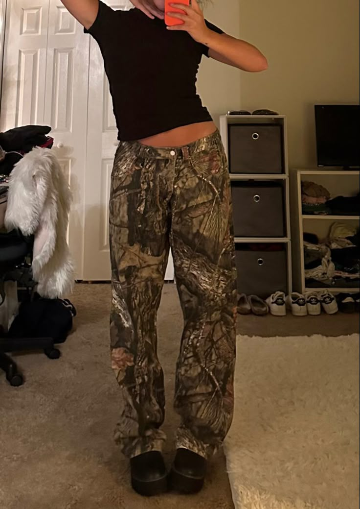 Hunting Print Pants Outfit, Camo Fit Aesthetic, Aesthetic Camo Pants Outfit, Camo Tree Pants Outfit, Real Camo Pants Outfit, Aesthetic Camo Outfit, Casual Camo Pants Outfit, Hunter Pants Outfit, Y2k Camo Pants Outfit