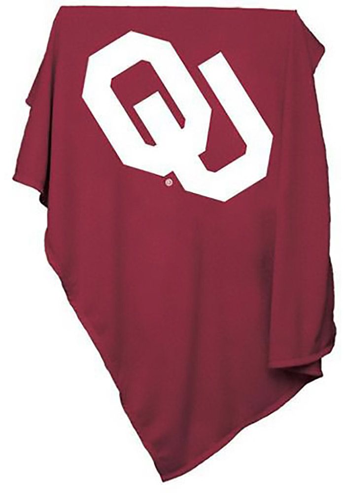 a maroon blanket with the letter q on it