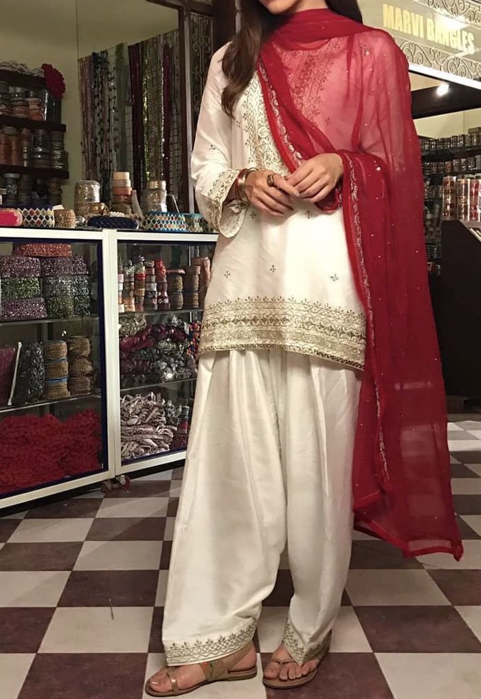 Desi Dress, Maya Ali, Casual Indian Fashion, Desi Fashion Casual, Pakistani Fancy Dresses, Pakistani Dresses Casual, Beautiful Pakistani Dresses, Salwar Kamiz, Indian Dresses Traditional