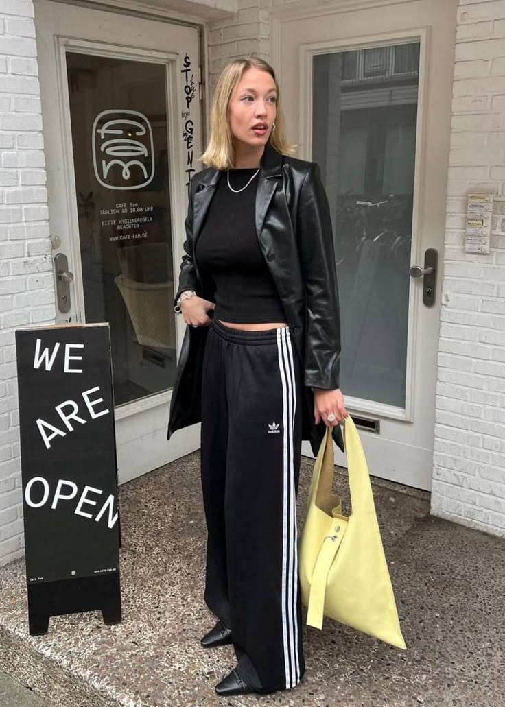 Adidas Track Pants Outfit Woman, Adidas Track Pants Outfit, Adidas Sweatpants Outfit, Adidas Pants Outfit, Casual Travel Outfit, Looks Adidas, Smart Casual Women Outfits, Track Pants Outfit, Adidas Hose