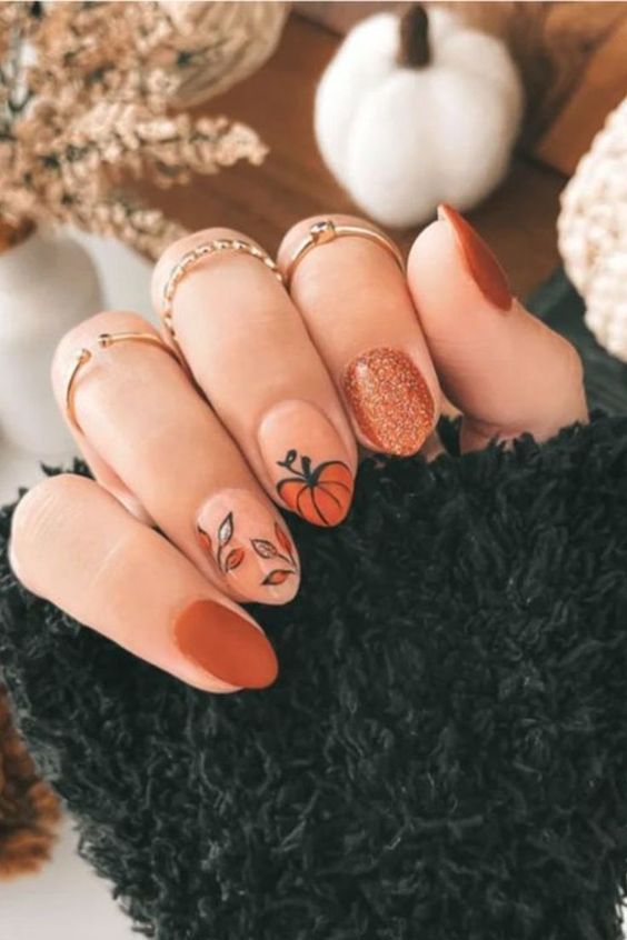 Fall Almond Nails, Pumpkin Nail Designs, Pumpkin Nail Art, Nail Art Halloween, Simple Fall Nails, Halloween Acrylic Nails, Fall Gel Nails, Pumpkin Nails, Cute Nails For Fall