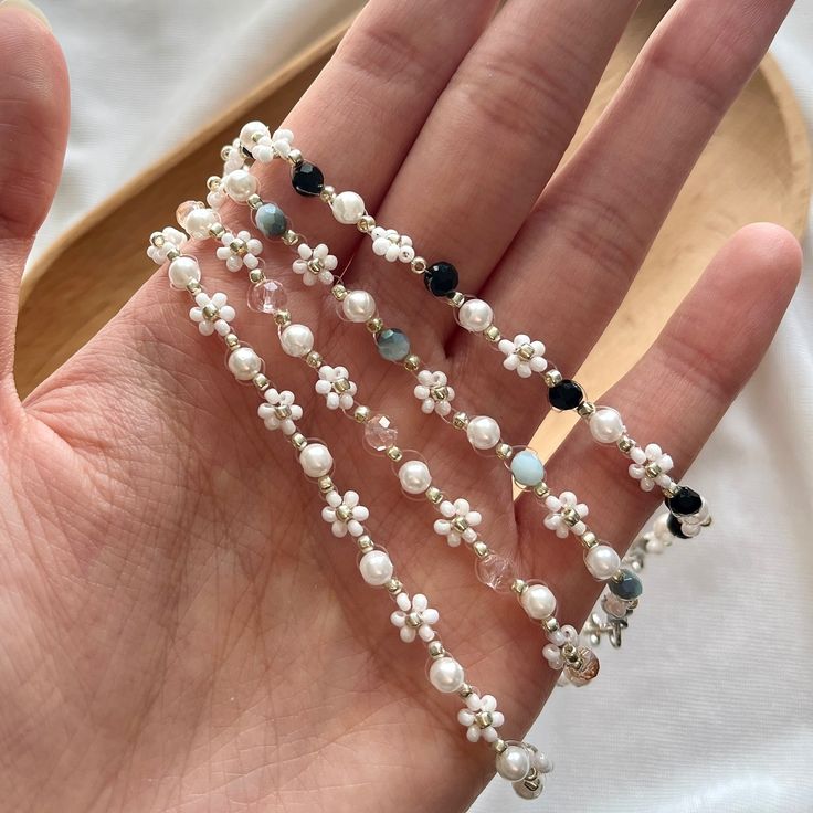 White Bead Bracelet Ideas, Daisy Beads Bracelet, White Bead Bracelet, Daisy Beads, Diy Bracelets With String, White Beads Bracelet, Diy Beaded Rings, African Bag, Beads Craft Jewelry