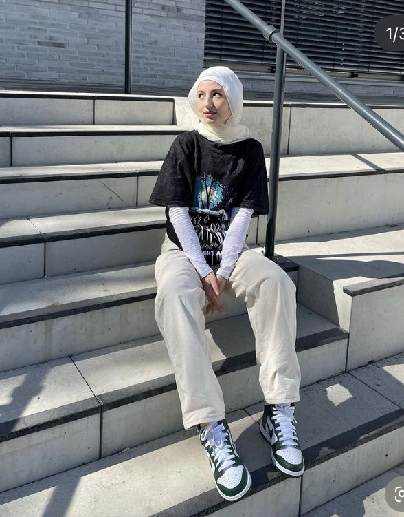 Street wear Hijabi Tshirt Outfit, Hijabi Oversized Tshirt Outfit, Hijab T Shirt Outfit, Baggy Tshirt Outfit Summer, Street Wear Hijab, Hijabi Street Wear, Baggy Tshirt Outfit, Oversized T Shirt Outfit, Ootd Concert