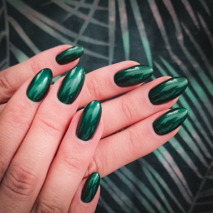 Shiny green nails, nail art, bottle green, metallic Emerald Green Holographic Nails, Shiny Dark Green Nails, Jewel Green Nails, Emerald Green Crome Nails, Shiny Emerald Green Nails, Dark Green Chrome Acrylic Nails, Green Nails With Chrome Powder, Green Chrome Gel Nails, Emerald Green Nails With Chrome