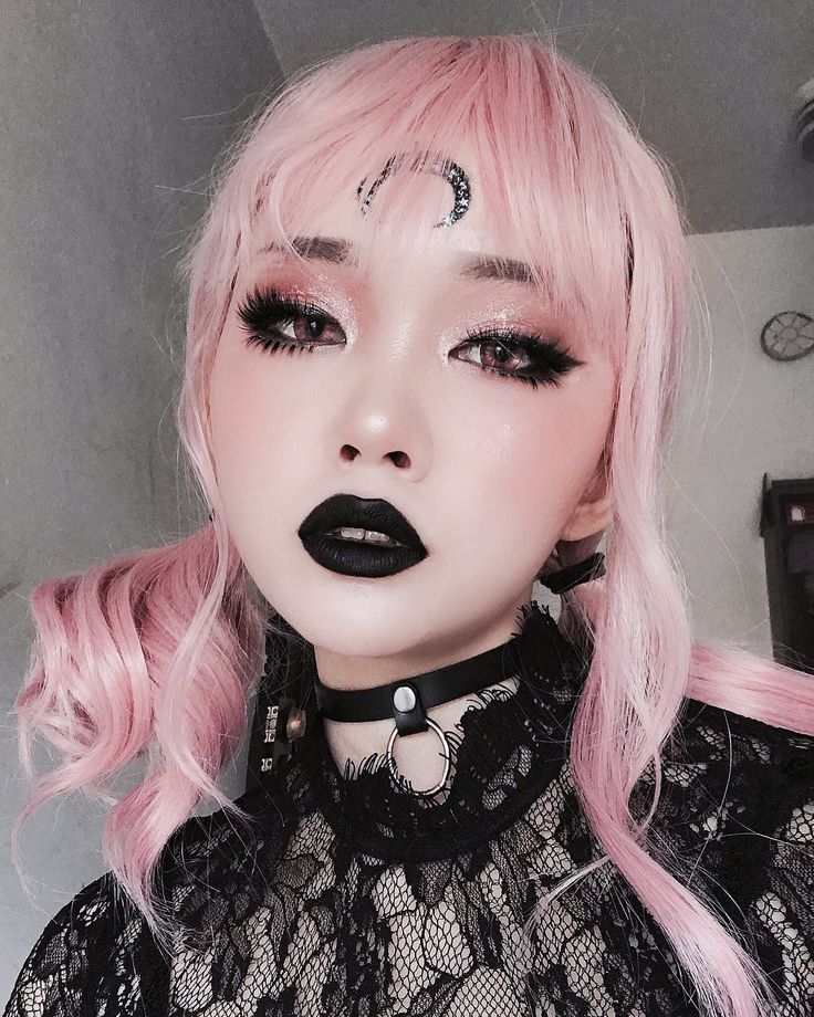 Haku on Twitter: "I can’t believe I put on a black lip ONCE 5 years ago then decided I’d never wear a black lip again.. I was a FOOL😔… " Haku On Twitter, Costume Box, Pastel Goth Makeup, Egirl Makeup, Goth Core, Pink Goth, Face References, Alt Makeup, Witch Makeup