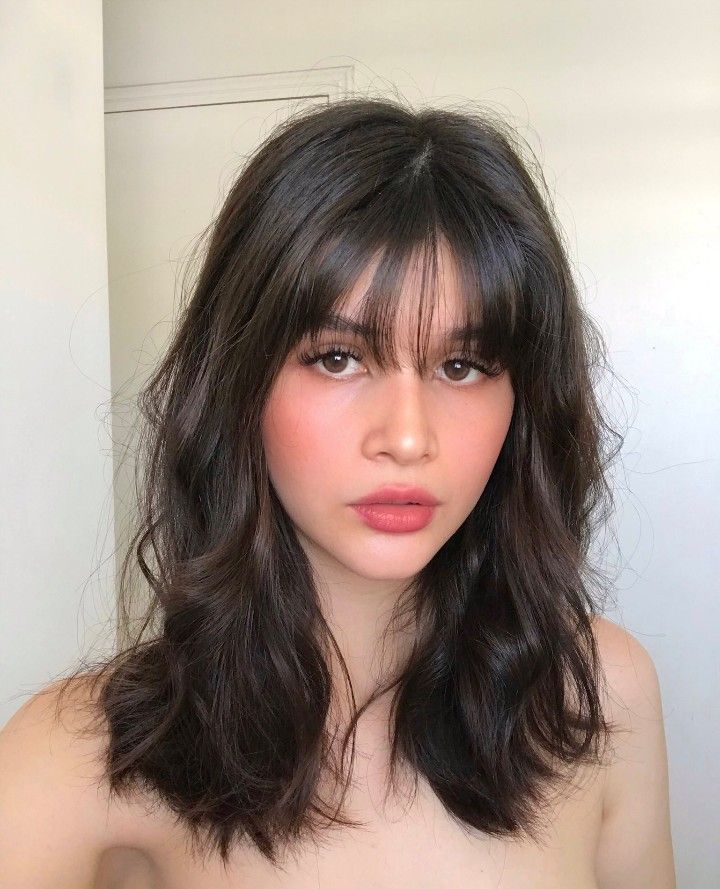 Women Medium Length Haircut With Bangs, Bangs With Long Layers Hair, Cute Haircut For Medium Hair With Bangs, Shaggy Hair Highlights, Medium Thick Bangs, Shoulder Length Hair Frame Face, Fringe Hairstyles Thick Hair, Haircuts With Bangs And Layers Medium, Bangs For Thick Straight Hair