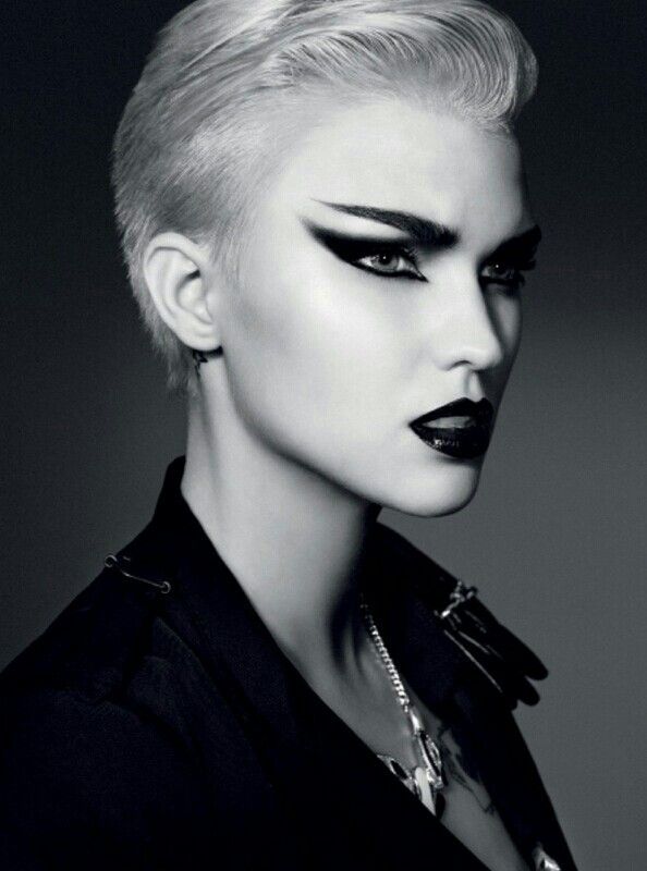 Runway makeup inspirations Punk Rock Makeup, Editorial Make-up, Fantasy Make-up, Rock Makeup, Modern Makeup, Punk Makeup, High Fashion Makeup, Make Up Inspiration, Smink Inspiration