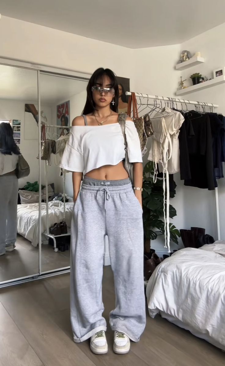 Baggy Off The Shoulder Tshirt Outfits, Going Out Sweatpants Outfit, Big Sweatpants Outfit, Sweatpants And Sports Bra Outfit, Tshirt And Sweatpants Outfit, Comfy Going Out Outfits, Low Rise Sweatpants Outfit, Cute Comfy Outfits Lazy Days, Outfits Con Pans