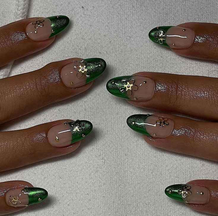 Nail Art With Charms, Nails Green And Gold, Green Nails With Gold, Sweet 16 Nails, Grad Nails, Chrome Tips, Quinceanera Nails, Hoco Nails, Emerald Nails