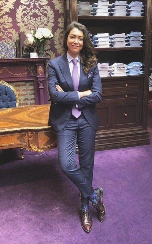 Lesbians In Suits, Women In Mens Suits, Nonbinary Prom Outfit, Tomboy Formal Outfits, Gay Girl Outfits, Womens Tuxedo, Nonbinary Fashion, Lesbian Suit