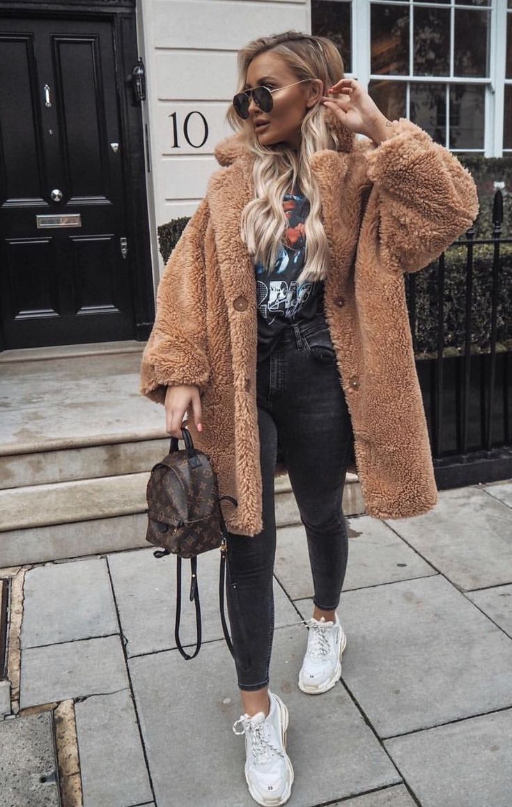 Teddy coat | Louis Vuitton Mini Backpack | adidas Sneakers | London outfit | holiday style | fall season outfit | women’s fashion Vinter Mode Outfits, Winter Outfits 2019, Mantel Outfit, Fall Fashion Coats, Teddy Bear Coat, Bear Coat, London Outfit, Brown Outfit, Winter Mode