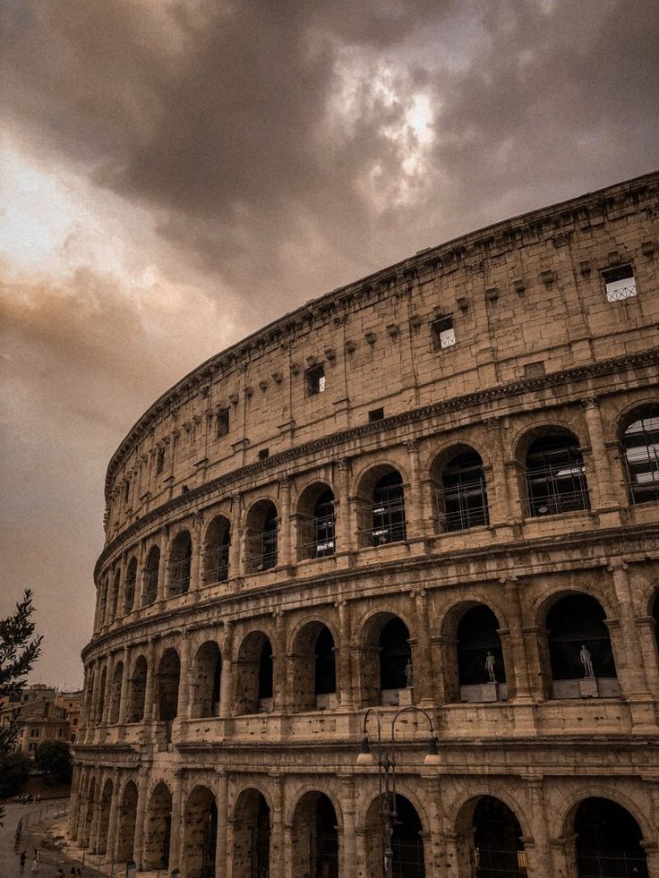 Coliseo romano en día nublado Coliseum Aesthetic, Roman Pictures, Ancient Rome Architecture, Ancient Rome Aesthetic, Roman Aesthetic, Rome Coliseum, Vintage Rome, Rome Architecture, Rome History