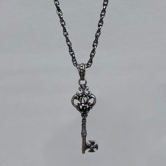 Necklace Inspo Silver, Lock Necklace Aesthetic, Cute Jewelry Aesthetic, Necklace Pendant Ideas, 2010 Jewelry, Silver Necklace Stack, Goth Aesthetic Outfit, Medieval Goth, Goth Necklaces