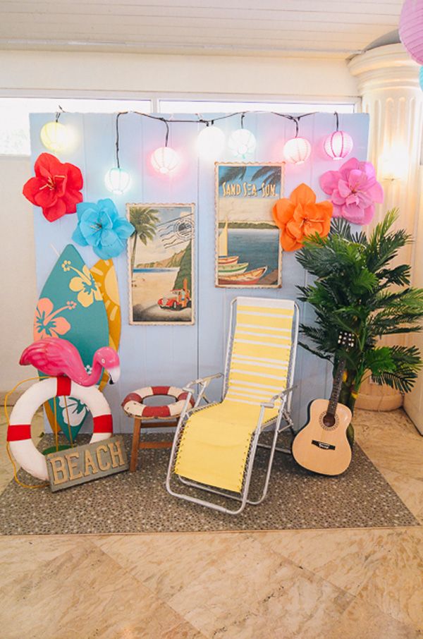 an image of a room that is decorated with flowers and beach decorations on the walls