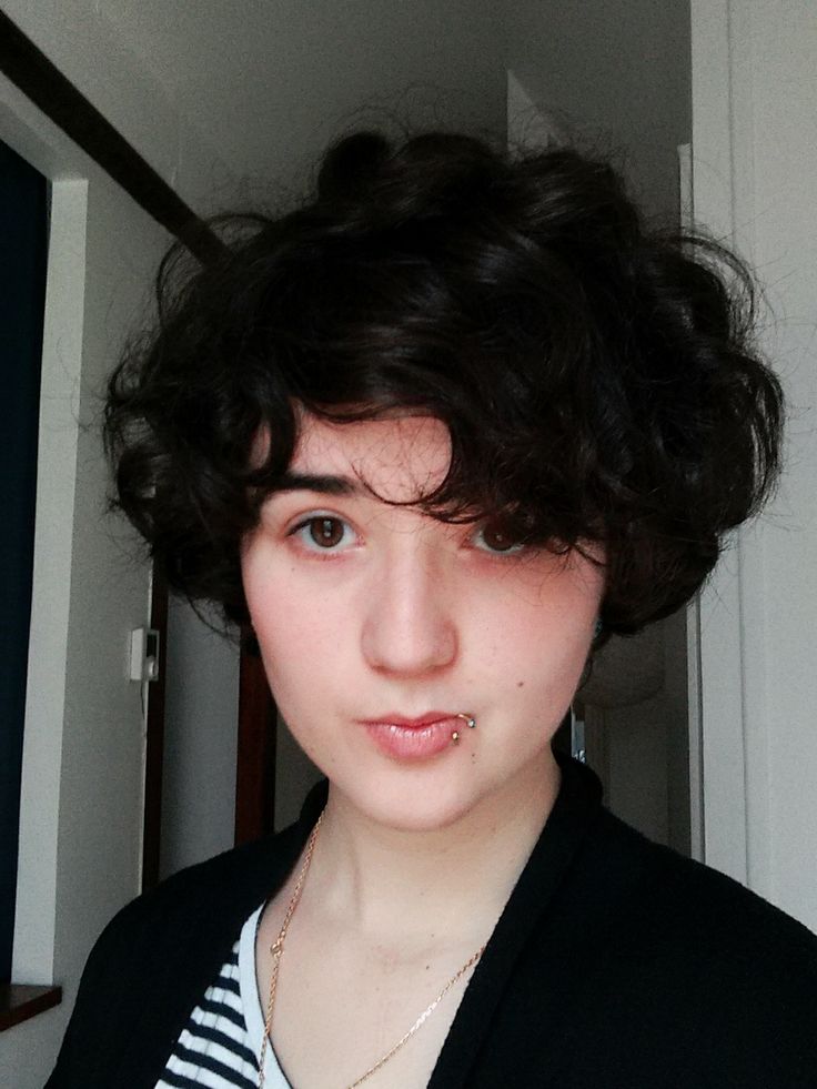 Face Referances, Non Binary Haircuts Curly, Enby Hairstyles, Phoebe Hair, Floofy Hair, Non Binary Haircuts, Androgynous Haircut, Lynn Williams, Puffy Hair