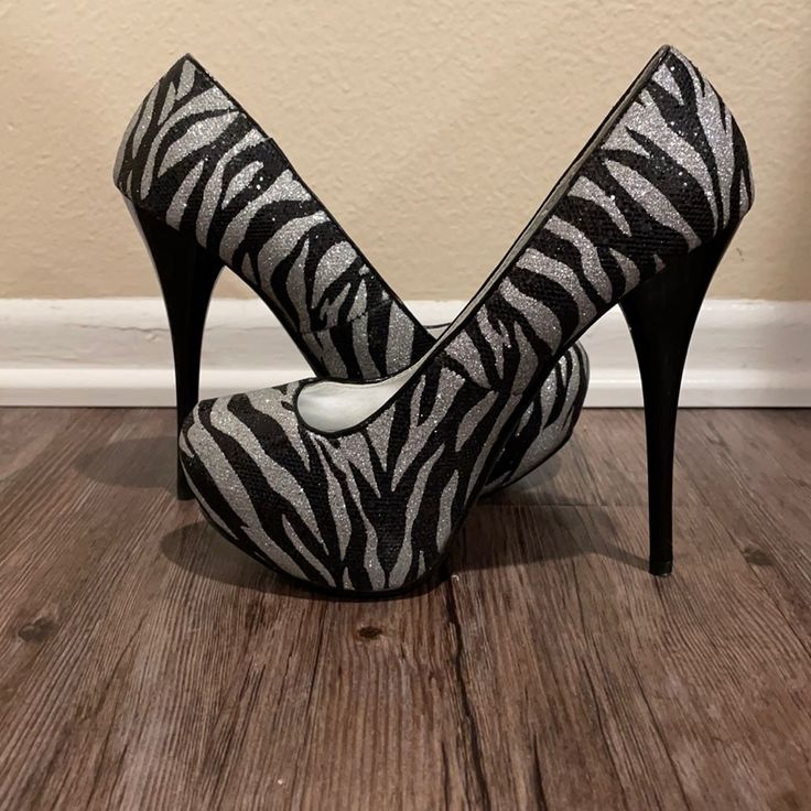 Size 6 Sparkly Zebra 5” High Heel Shoes. Never Worn And In Great Condition! All Black Vans Outfit, 2010 Heels, Black Vans Outfit, Crazy High Heels, Outfit Store, All Black Vans, 1950s Shoes, 60’s Fashion, Mcbling Fashion