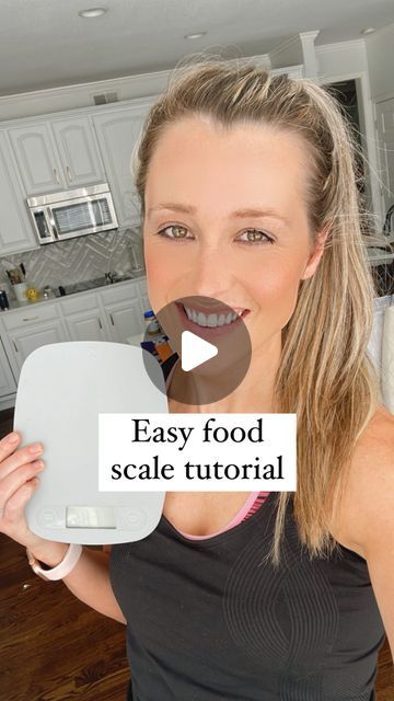 a woman holding up a scale with the words easy food scale tutor written on it