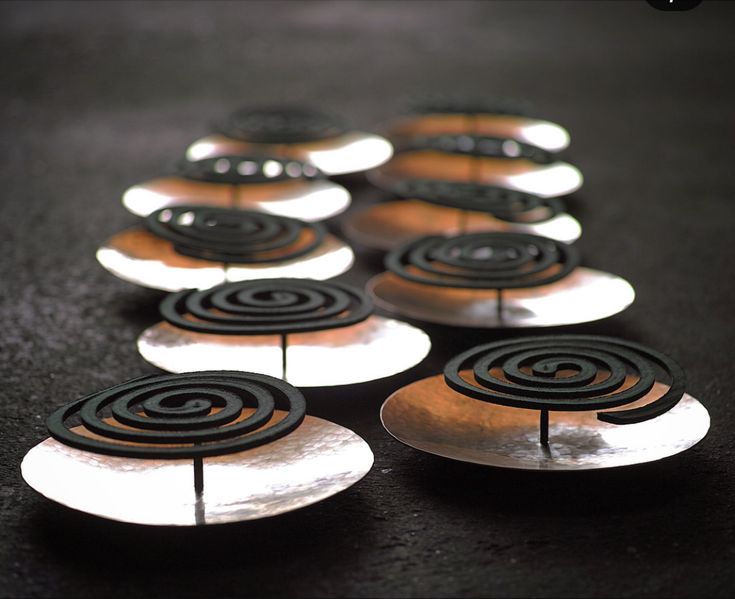 there are many metal circles that have been placed in the middle of each other on top of a table